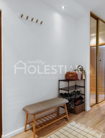 https://www.holestiak.sk/storage/properties/129/thumb/rezervovane-predam-pekny-velkometrazny-zariadeny-31-byt-na-zarci_0.jpg?t=1685375154