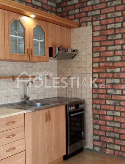 https://www.holestiak.sk/storage/properties/134/thumb/zvyhodnena-cena-predam-21-vacsi-byt-na-zarci-cadca-rekonstruovany_0.jpg?t=1694697352