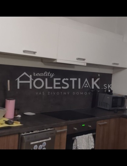 https://www.holestiak.sk/storage/properties/197/thumb/dam-do-prenajmu-luxusny-velky-mezonetovy-byt-v-centre-mesta-cadca_0.jpg?t=1695221149