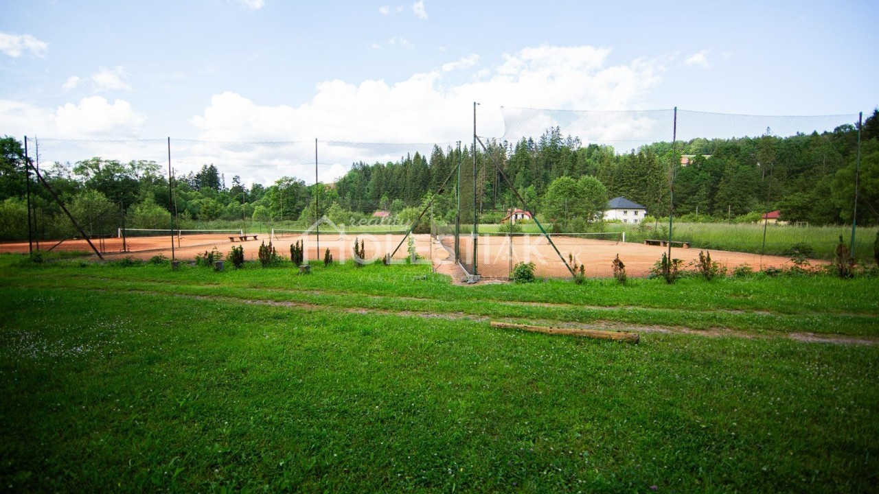 Rezervované - Predám veľký pozemok v obci Skalité - iba u nás