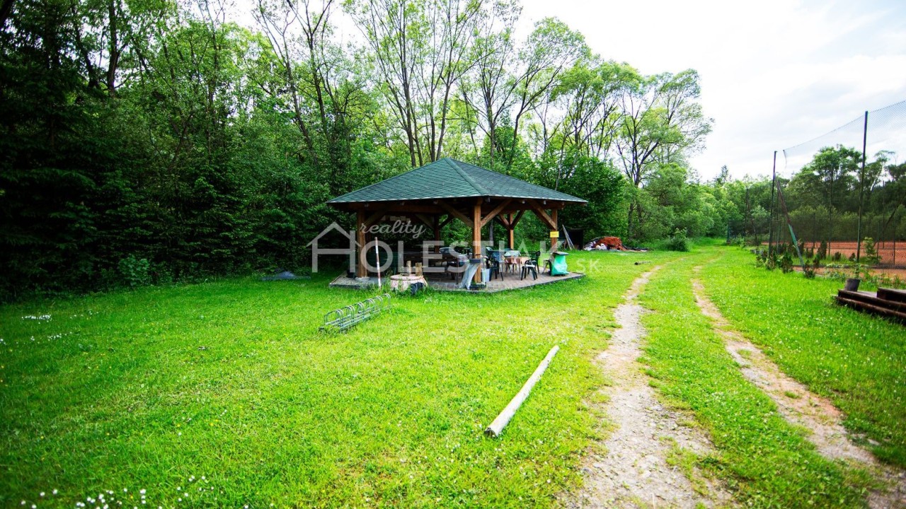 Rezervované - Predám veľký pozemok v obci Skalité - iba u nás