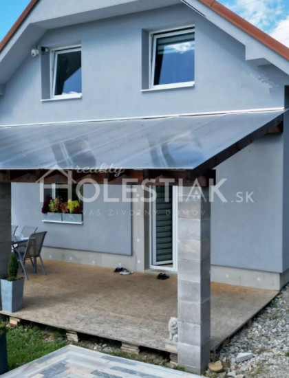 https://www.holestiak.sk/storage/properties/260/thumb/exkluzivne-rodinny-dom-v-tichej-lokalite-rakova-korchan_0.jpg?t=1717083982