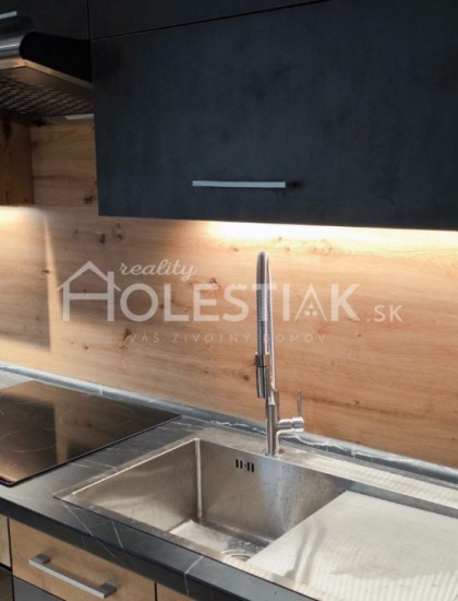 https://www.holestiak.sk/storage/properties/276/thumb/predam-krasny-moderne-zariadeny-byt-31-v-centre-cadca-iba-u-nas_0.jpg?t=1700069437