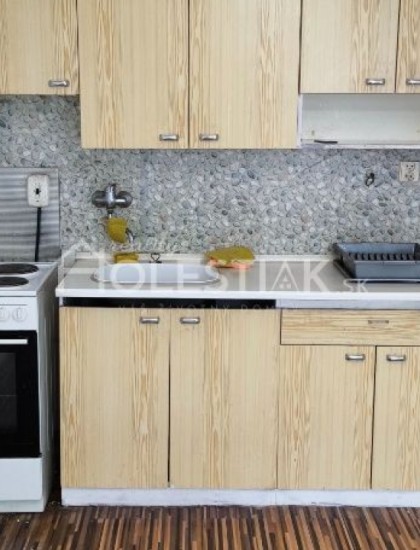 https://www.holestiak.sk/storage/properties/277/thumb/predam-garsonku-na-zarci-cadca-iba-u-nas_0.jpg?t=1700070332