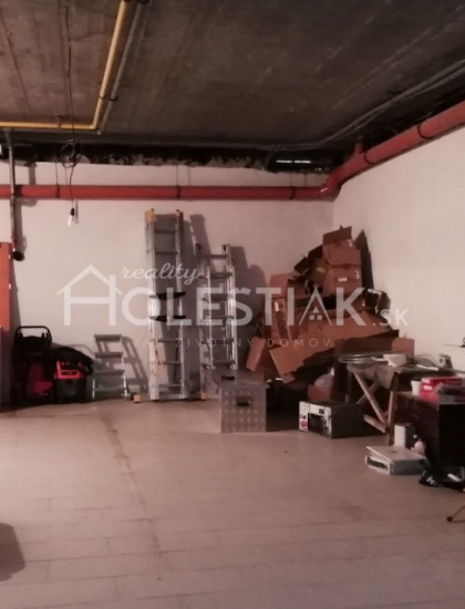 https://www.holestiak.sk/storage/properties/30/thumb/prenajom-v-centre-mesta-cadca-a-hlinku-suteren-450-m2_0.jpg?t=1720006313