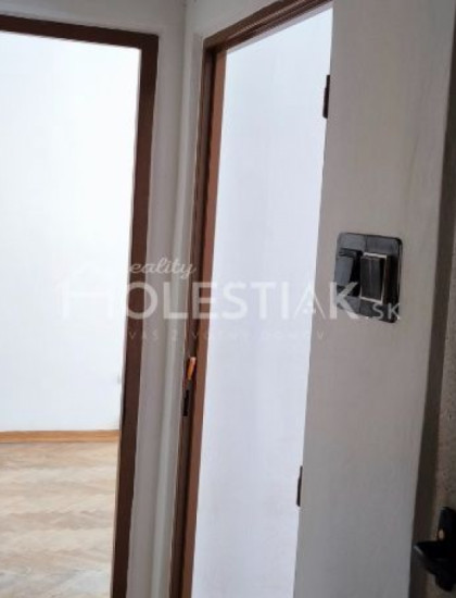 https://www.holestiak.sk/storage/properties/330/thumb/znizena-cena-predam-21-byt-v-meste-cadca-mierova-ul_0.jpg?t=1718445666