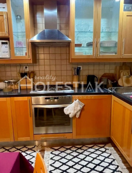 https://www.holestiak.sk/storage/properties/332/thumb/priestranny-5-izbovy-byt-95m2-zilina-solinky_0.jpg?t=1706708737
