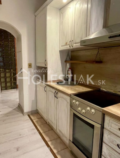 https://www.holestiak.sk/storage/properties/339/thumb/exkluzivne-3-izbovy-byt-turzovka-centrum_0.jpg?t=1707995753