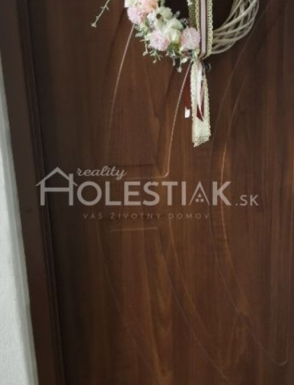 https://www.holestiak.sk/storage/properties/34/thumb/predam-krasny-21-byt-v-centre-mesta-rajec_0.jpg?t=1743798665