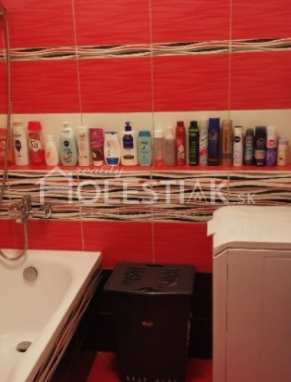 https://www.holestiak.sk/storage/properties/34/thumb/rezervovane-predam-krasny-21-byt-v-centre-mesta-rajec_0.jpg?t=1749809763