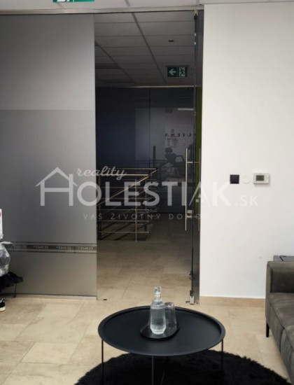 https://www.holestiak.sk/storage/properties/340/thumb/zvyhodena-cena-dam-do-prenajmu-exkluzivne-moderny-priestor-v-centre-mesta-cadca_0.jpg?t=1720006316