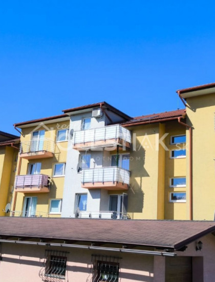 https://www.holestiak.sk/storage/properties/364/thumb/zvyhodnena-cena-predam-pekny-zariadeny-byt-31-kysucky-lieskovec-iba-u-nas_0.jpg?t=1727698045