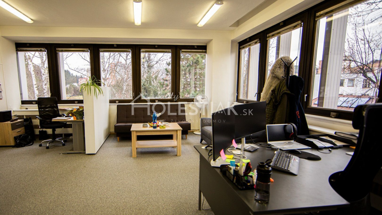 Predám exkluzívne administratívnu budovu v centre, Dolný Kubín