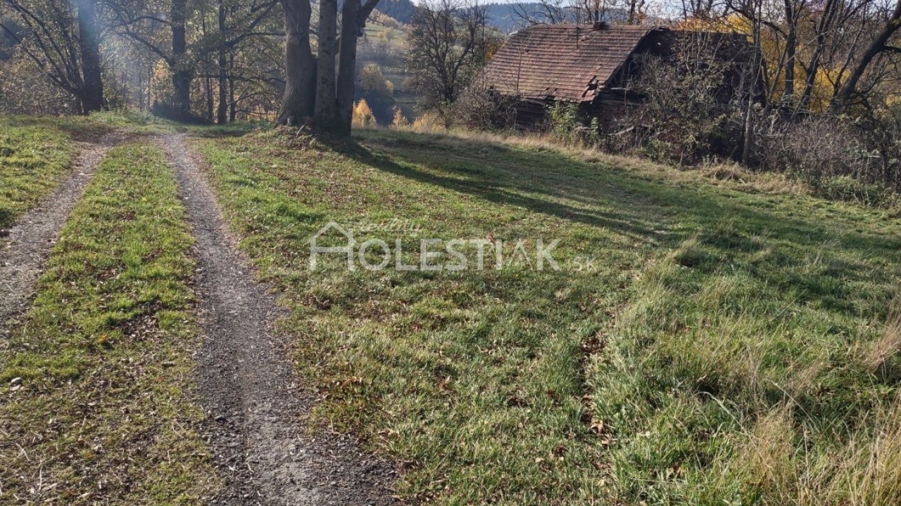 REZERVOVANÉ - Iba u nás na predaj starší rodinný dom v obci Skalité s veľkým pozemkom 4574 m2 + ďalšie priľahlé pozemky