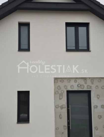 https://www.holestiak.sk/storage/properties/470/thumb/odporucane-predam-novy-dom-v-meste-cadca-iba-u-nas_0.jpeg?t=1773137651
