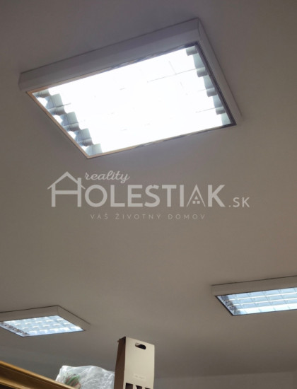 https://www.holestiak.sk/storage/properties/492/thumb/dam-do-prenajmu-obchodne-priestory-na-prizemi-v-centre-cadca_0.jpeg?t=1784252675