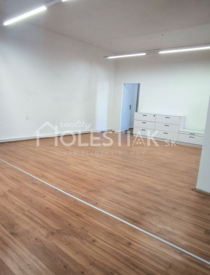 https://www.holestiak.sk/storage/properties/493/thumb/dam-do-prenajmu-priestory-v-centre-cadca-iba-u-nas_0.jpeg?t=1778162942