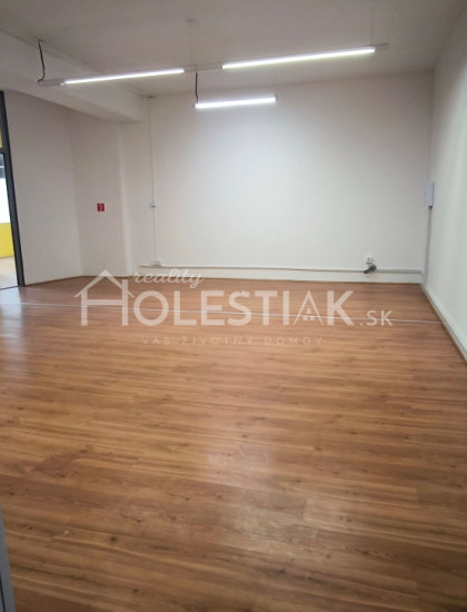 https://www.holestiak.sk/storage/properties/493/thumb/dam-do-prenajmu-priestory-v-centre-cadca-iba-u-nas_0.jpeg?t=1784812631