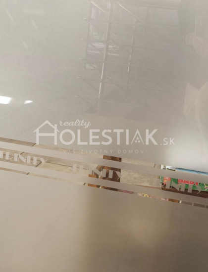 https://www.holestiak.sk/storage/properties/502/thumb/dam-do-prenajmu-priestory-v-centre-cadca_0.jpeg?t=1787146622