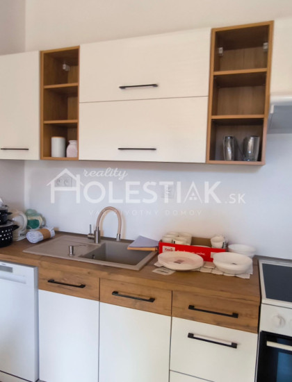 https://www.holestiak.sk/storage/properties/503/thumb/dam-do-prenajmu-21-novy-pekny-mezonet-byt-v-centre-cadca-iba-u-nas_0.jpeg?t=1777625283