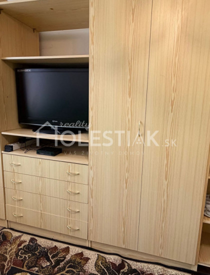 https://www.holestiak.sk/storage/properties/516/thumb/odporucane-predam-exkluzivne-garsonku-cadca-zarec_0.jpeg?t=1788173132