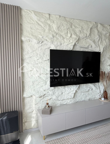 https://www.holestiak.sk/storage/properties/523/thumb/rezervovane-dam-do-prenajmu-pekny-31-byt-cadca_0.jpeg?t=1787835423