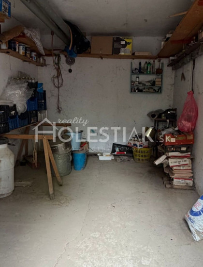 https://www.holestiak.sk/storage/properties/529/thumb/rezervovane-predam-garaz-na-kycerke-cadca_0.jpeg?t=1790661781