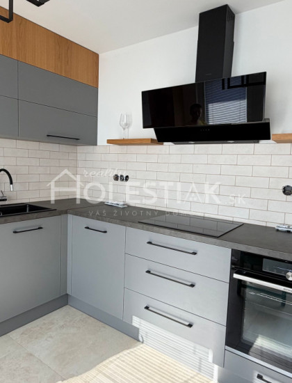 https://www.holestiak.sk/storage/properties/535/thumb/dam-do-prenajmu-pekny-21-byt-zarec-cadca_0.jpeg?t=1792699682