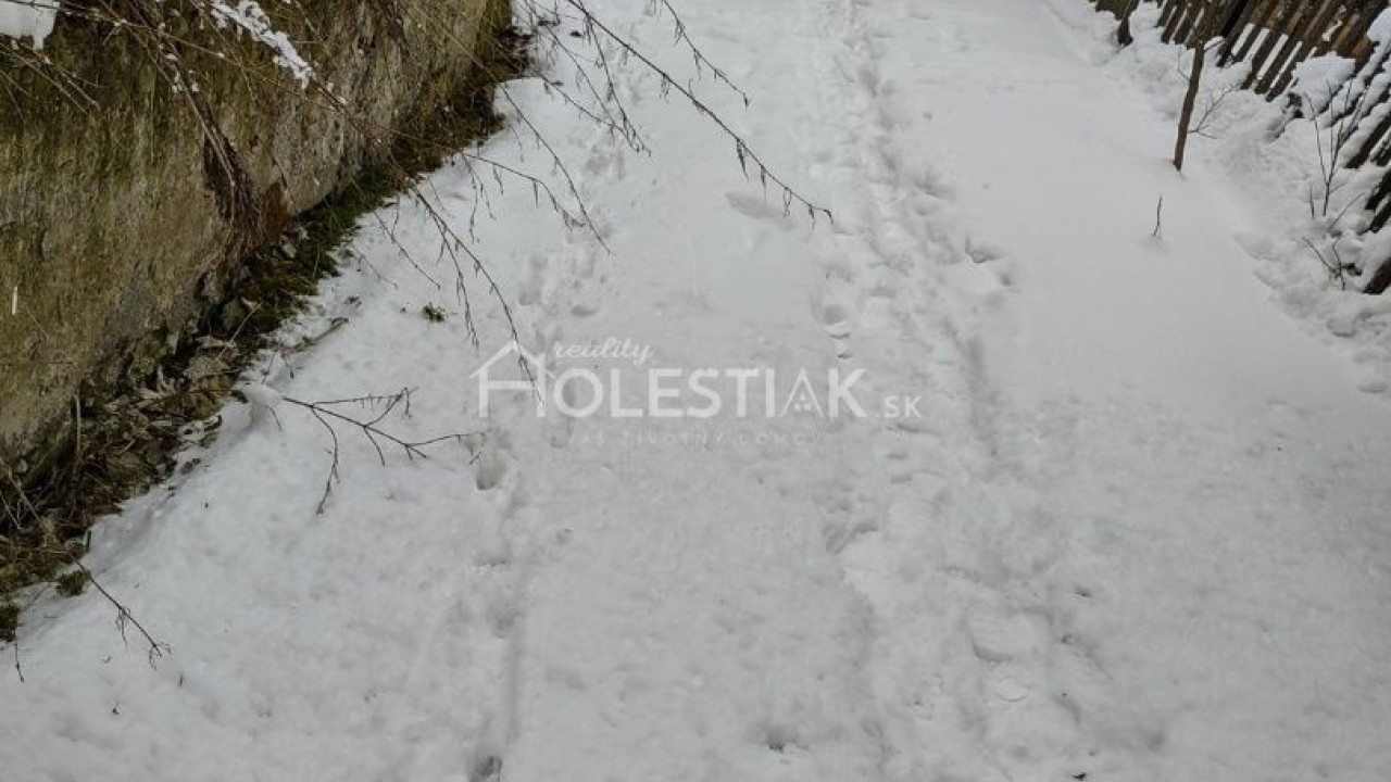 Rezervované - Predám starší rodinný dom s pekným pozemkom 518 m2