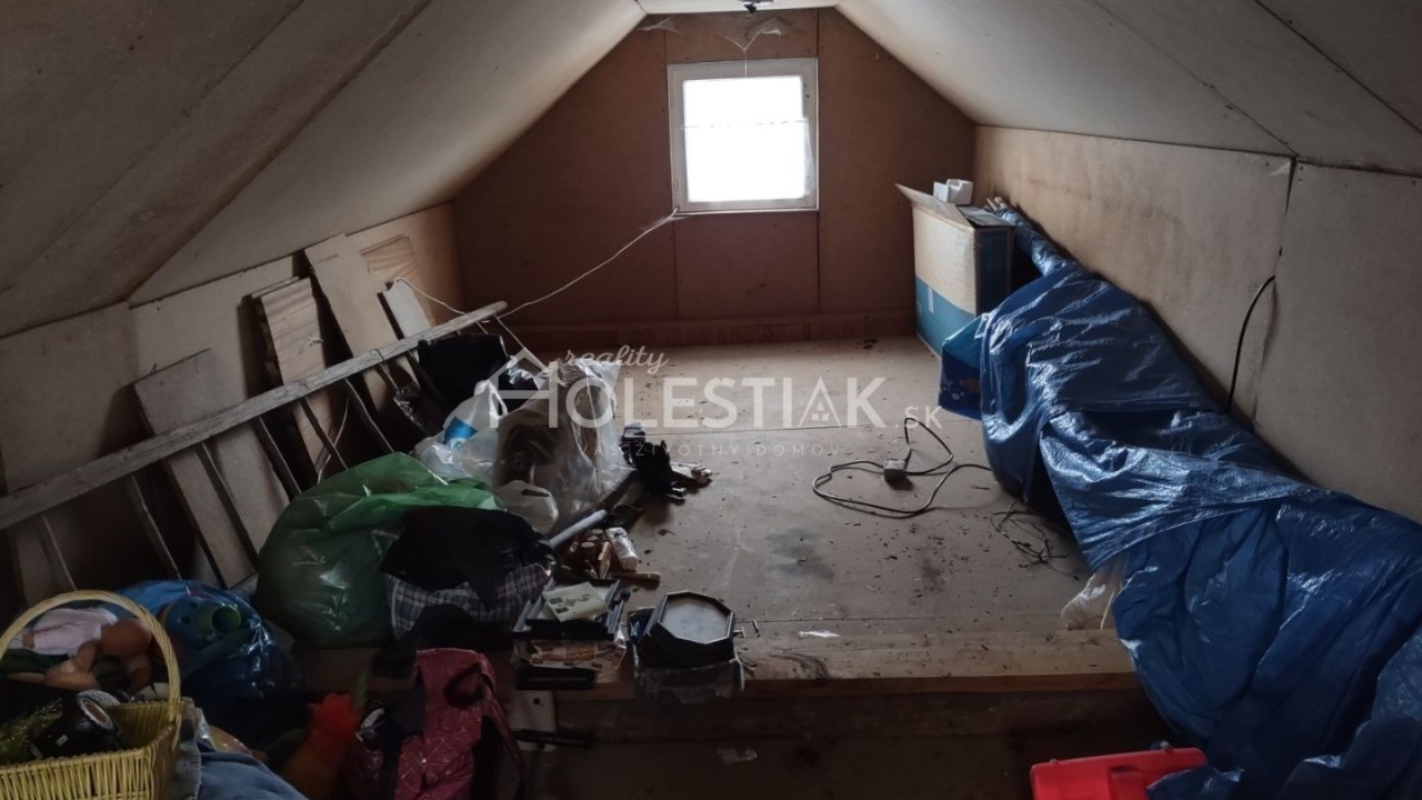 Rezervované - Predám starší rodinný dom s pekným pozemkom 518 m2