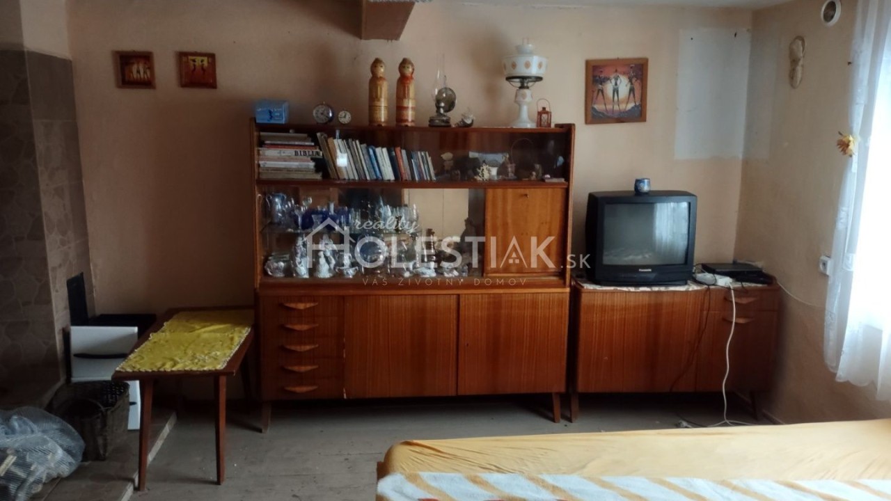 Rezervované - Predám starší rodinný dom s pekným pozemkom 518 m2