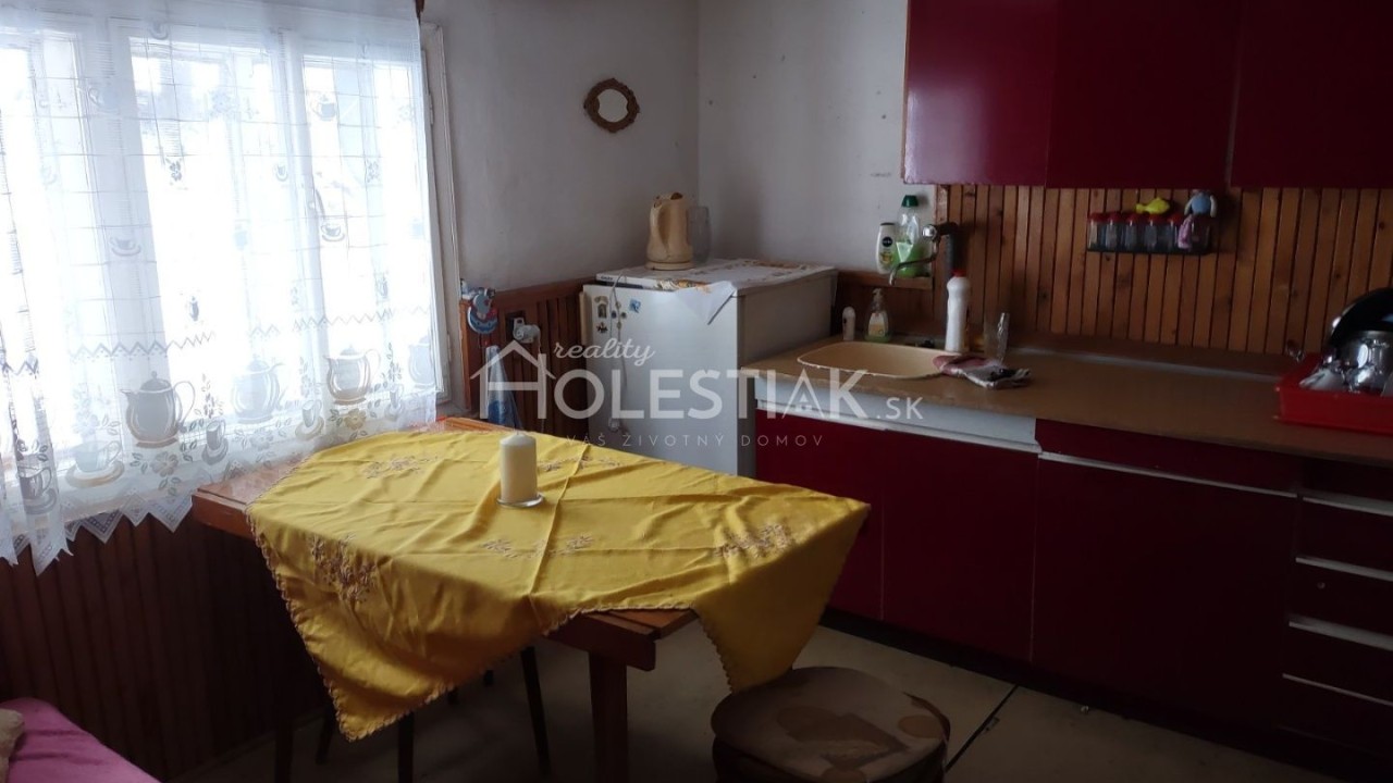 Rezervované - Predám starší rodinný dom s pekným pozemkom 518 m2