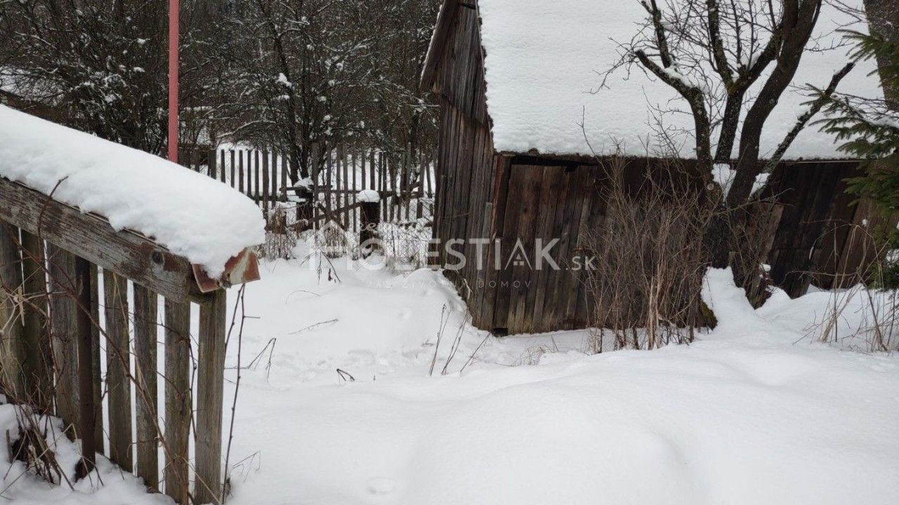 Rezervované - Predám starší rodinný dom s pekným pozemkom 518 m2
