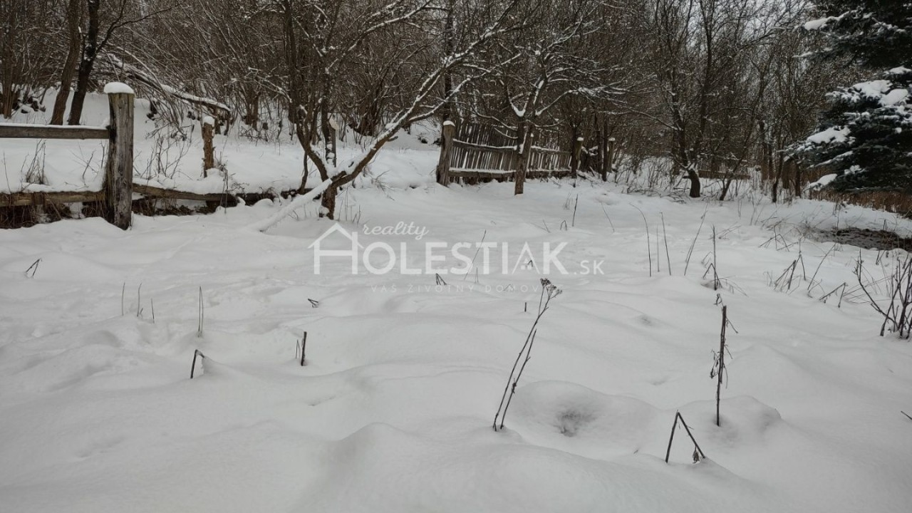 Rezervované - Predám starší rodinný dom s pekným pozemkom 518 m2