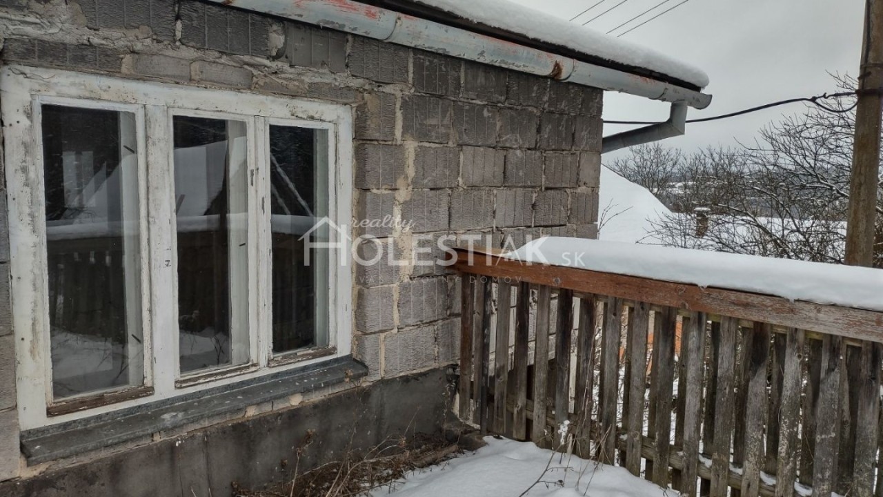 Rezervované - Predám starší rodinný dom s pekným pozemkom 518 m2