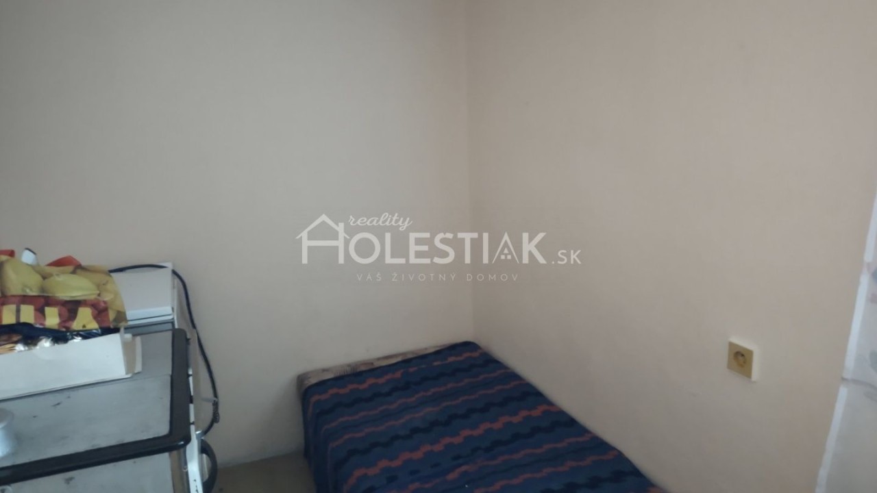 Rezervované - Predám starší rodinný dom s pekným pozemkom 518 m2