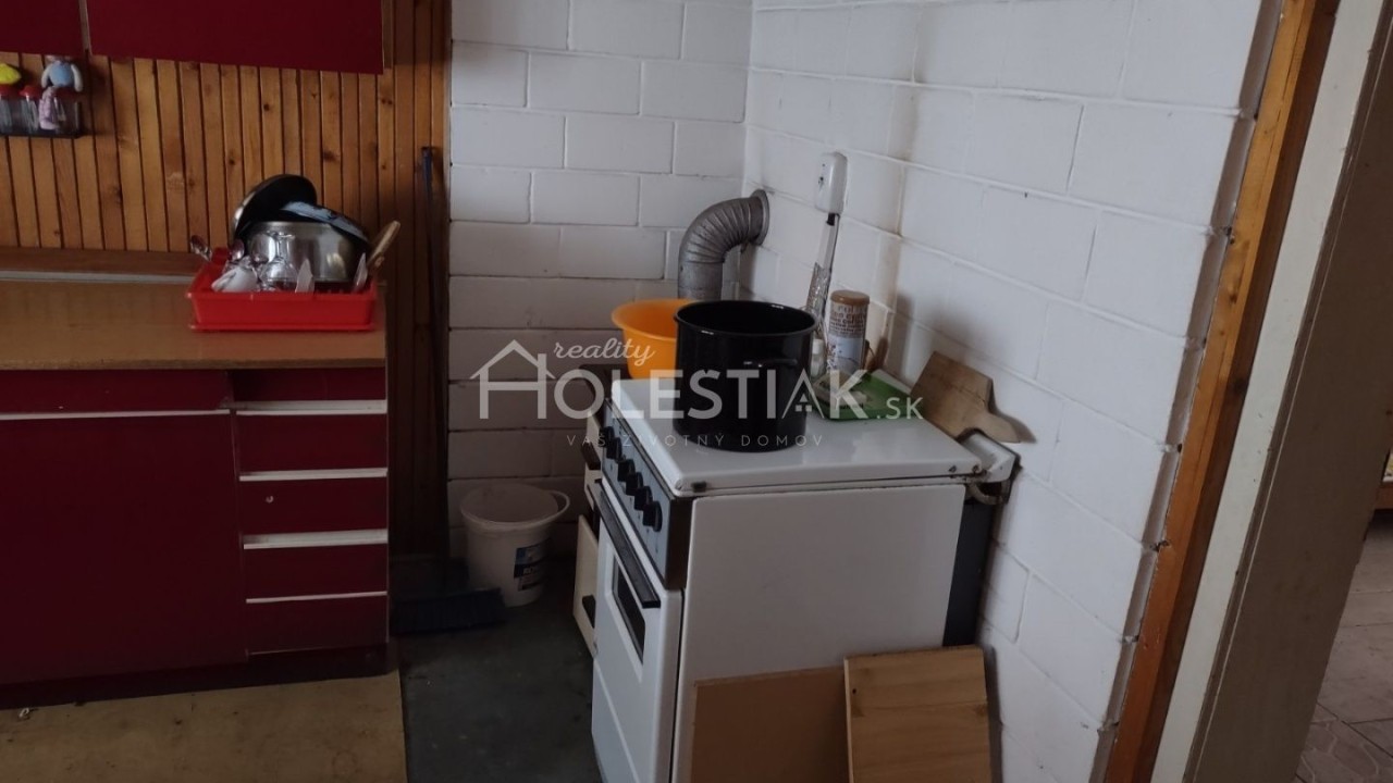 Rezervované - Predám starší rodinný dom s pekným pozemkom 518 m2