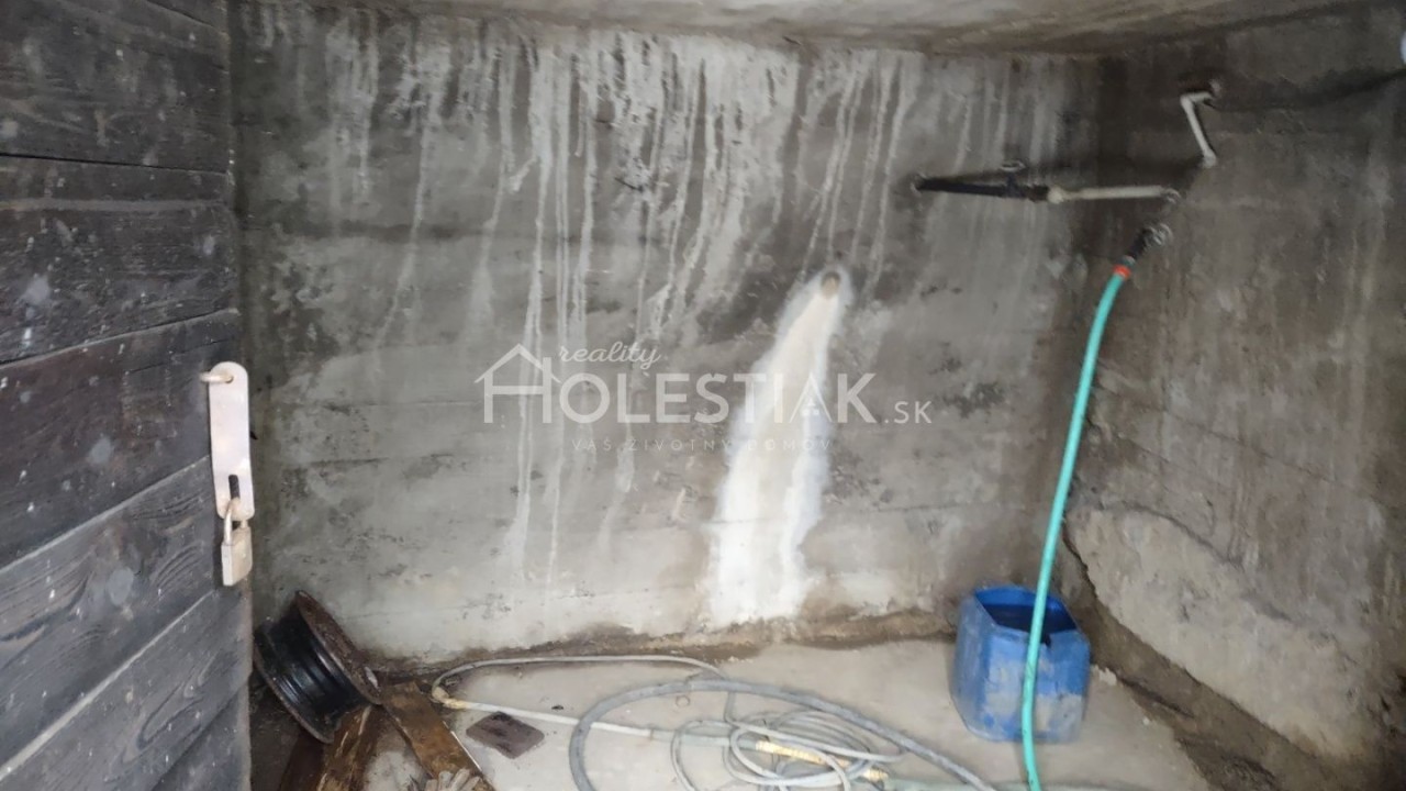 Rezervované - Predám starší rodinný dom s pekným pozemkom 518 m2