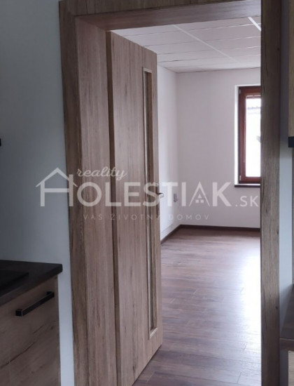 https://www.holestiak.sk/storage/properties/86/thumb/dam-do-prenajmu-11-luxusny-byt-v-centre-mesta-cadca_0.jpg?t=1741626963