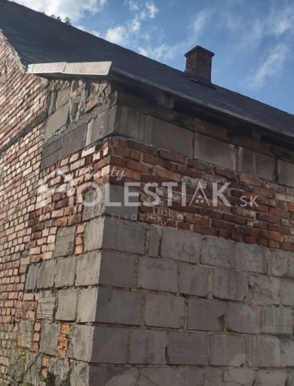 https://www.holestiak.sk/storage/properties/90/thumb/znizena-cena-predam-rodinny-dom-na-rekonstrukciu-v-meste-cadca_0.jpg?t=1668714359